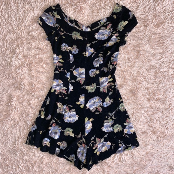 FLORAL SHORT-SLEEVE ROMPER W/ CRISSCROSS STRAPS ON BACK · SIZE S - Picture 5 of 5